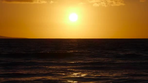 Big Red Hot Sun Ovanför Ocean Horizon, Sunset över havet, Big Rising Sun med moln. Närbild Teleobjektiv. Resor, Början, Naturbegreppet — Stockvideo