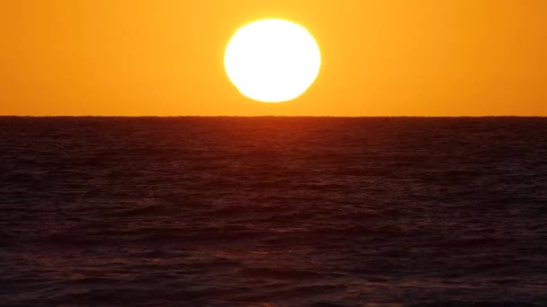 Big Red Hot Sun Ovanför Ocean Horizon, Sunset över havet, Big Rising Sun med moln. Närbild Teleobjektiv. Resor, Början, Naturbegreppet — Stockvideo