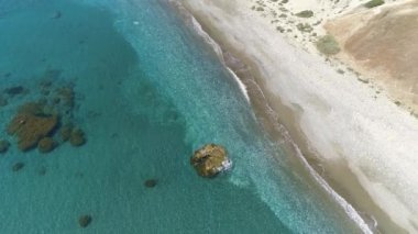 Deniz üzerindeki güneşli günün havadan görüntüsü. Güzel deniz dalgaları. Beyaz kum ve inanılmaz deniz. Yaz günü deniz manzarası. Akdeniz plajı. Su dokusu. 4K 'deki olağanüstü güneşli günün en güzel manzarası.