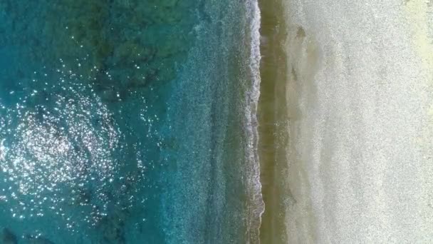 Luftaufnahme des sonnigen Tages über dem Meer. Schöne Meereswellen. Weißer Sand und fantastisches Meer. Sommertag Seenlandschaft. Strand am Atlantik. Wassertextur. Blick von oben auf den fantastischen natürlichen Sonnentag in 4K — Stockvideo