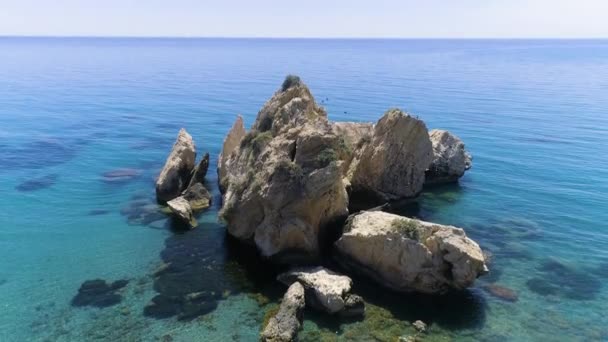 O mar lava a rocha solitária, precipício alto de uma montanha rochosa, Ondas em um conceito de oceano azul, mar calmo, férias. Imagens aéreas do drone 4k da vista superior. — Vídeo de Stock