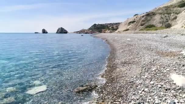 Vista aérea, dia ensolarado sobre o mar ou o oceano. Férias e relaxar em um lugar isolado. Dia de verão paisagem marinha. Praia do mar Mediterrâneo. Textura clara da água. Vista superior em 4K — Vídeo de Stock