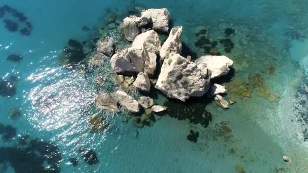 Einsamer Fels im Meer, hohe Klippe eines felsigen Berges, Wellen im blauen Ozeankonzept, ruhiges Meer, Urlaub. Drohnen-4k-Aufnahmen aus der Luft. — Stockvideo