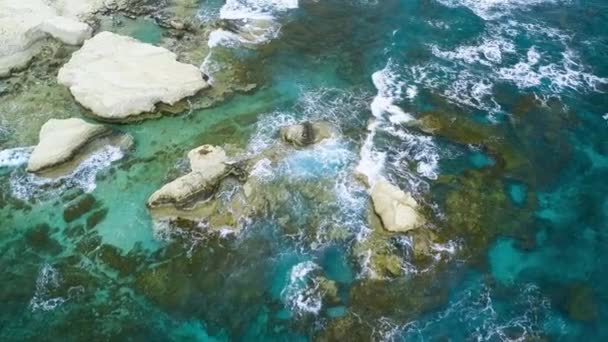 공중에서 4k 개의 바다푸른 파도가 바위 산의 높은 절벽에서 부서지는 장면을 볼 수있다. 해변의 위험 한바다 파도 — 비디오