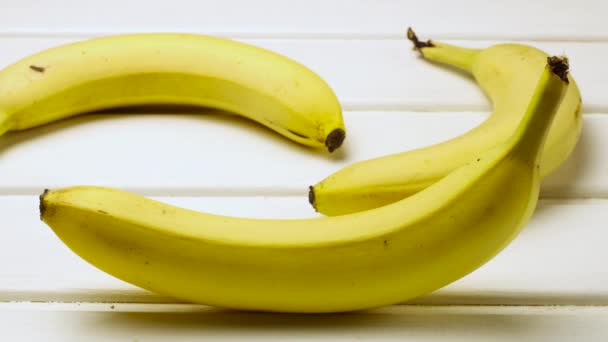 Банановые ломтики гниения и сушки, плесень и бактерии, фрукты быстро становятся маленькими и морщинистыми, распад Timelapse Shot — стоковое видео