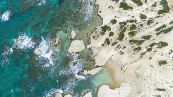 Las olas del océano salpican contra el fondo de las rocas, Acantilados en el mar, 4k Vista aérea superior de Chipre — Vídeos de Stock