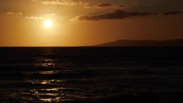 Big Red Hot Sun Above Ocean Horizon, Sunset over the sea, Big Rising Sun with Clouds (en inglés). Primer plano Telefoto Lente. Viajar, Principio, Concepto de Naturaleza — Vídeo de stock