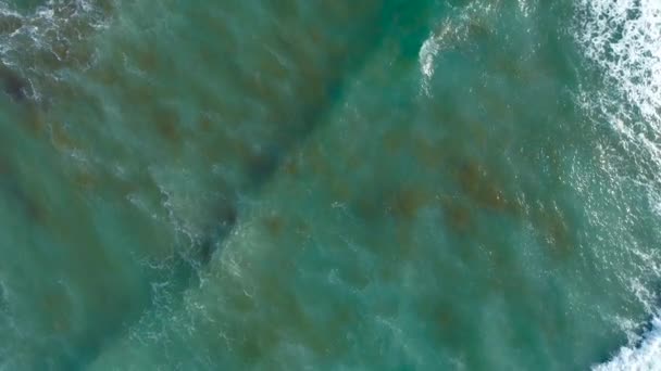 Vitaliteit van blauwe energie en helder oceaanwater. Krachtige stormachtige zee golven in top-down drone shot perspectief. Botsende golflijn in de Middellandse Zee met schuimwitte textuur — Stockvideo