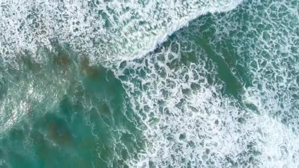 Vitaliteit van blauwe energie en helder oceaanwater. Krachtige stormachtige zee golven in top-down drone shot perspectief. Botsende golflijn in de Middellandse Zee met schuimwitte textuur — Stockvideo