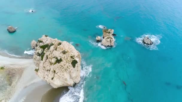 Vista aérea, dia ensolarado sobre o mar ou o oceano, férias e relaxar em um lugar isolado, paisagem marinha de verão. Mar Mediterrâneo aphrodite praia, textura de água clara. Enorme penhasco rochas na água, vista superior em 4K — Vídeo de Stock