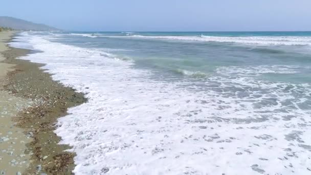 Vitaliteit van blauwe energie en helder oceaanwater. Krachtige stormachtige zee golven in top-down drone shot perspectief. Botsende golflijn in de Middellandse Zee met schuimwitte textuur — Stockvideo