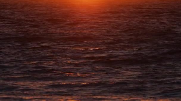 Stormachtige zee bij zonsondergang, natuurlijke dramatische zeegezicht. Zonsondergang of zonsopkomst zon schijnt door gouden golven, oceaan en zee Slow motion 4k — Stockvideo