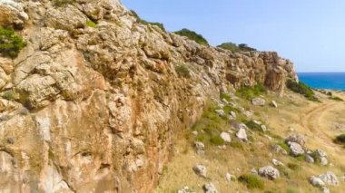 Dik kayalık uçurum, güzel turist manzarası. 4k Havadan Dünya 'nın Kıyısı' nın beklenmedik ve dramatik bir jeolojik harikası ve güzel bir manzarası var.