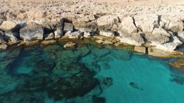 Okyanusun üzerindeki sarp kayalıklar, güzel turist manzarası. 4k Havadan Dünya 'nın Kıyısı ve Mavi Deniz Sahili dramatik jeolojik harikalar, güzel manzaralar