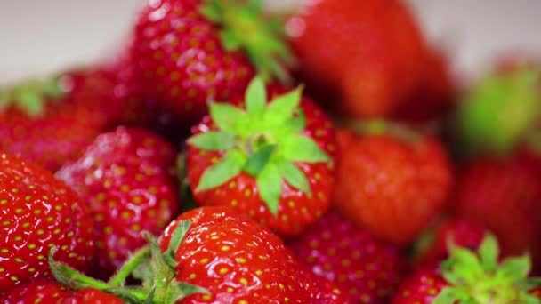 Erdbeeren. Rote saftige reife Erdbeeren, Nahaufnahme, köstliche Sommerbeeren. Hintergrund der frischen Erdbeeren. Konzept einer gesunden, natürlichen veganen Ernährung — Stockvideo