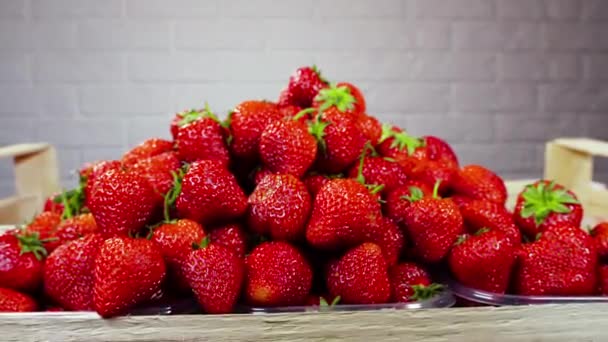 Aardbeien. Rode sappige rijpe aardbeien, close-up, heerlijke zomerbessen. Achtergrond van verse aardbeien. Concept van gezonde natuurlijke veganistische voeding — Stockvideo