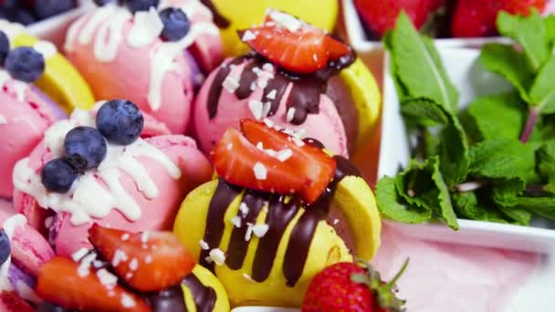 Dessert mit frischen Beeren, Schöne köstliche bunte Makronen — Stockvideo