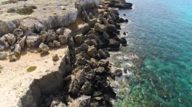 Okyanusun üzerindeki sarp kayalıklar, güzel turist manzarası. 4k Havadan Dünya 'nın Kıyısı ve Mavi Deniz Sahili dramatik jeolojik harikalar, güzel manzaralar