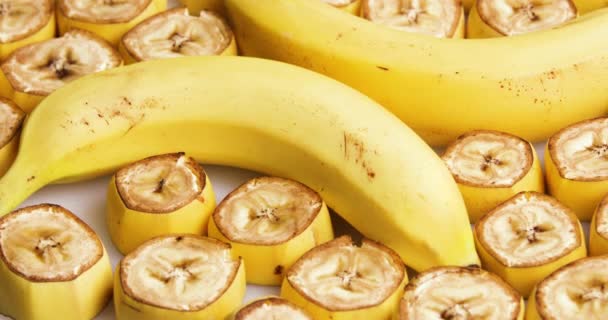 Bananskiver rådner, skimmel og bakterier, frugt bliver hurtigt lille og rynket, henfald Timelapse Shot – Stock-video