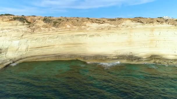 Penhasco rochoso íngreme sobre o oceano, bela paisagem turística. 4k Vista aérea da borda do mundo e da praia azul do mar, maravilha geológica dramática, paisagem bonita — Vídeo de Stock