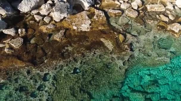 Vista aérea 4k metraje por dron de agua azul océano y rocas, Un mar tranquilo lava la montaña rocosa, Borde del Mundo y la playa azul del mar, Maravilla geológica dramática, Hermoso paisaje — Vídeos de Stock