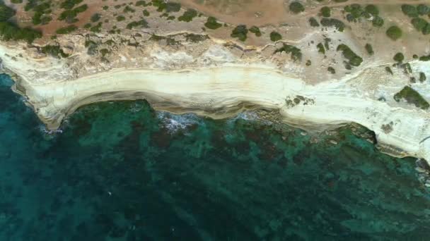 海の上に急なロッキー崖、美しい観光地。世界の端と青い海のビーチの4k空中ビュー、劇的な地質学的不思議、美しい風景 — ストック動画