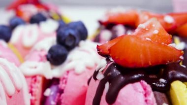 El yapımı güzel makarna, tatlı yemek, taze çilek ve çikolatayla süslenmiş yaban mersinli tatlı, narin sarı ve pembe kekler, şeker ve sağlıklı yiyecek.