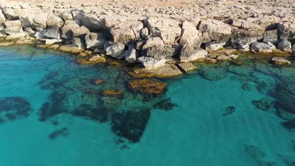 Vista aérea superior Filmagem 4k por drone de água azul do oceano e rochas, Um mar calmo lava a montanha rochosa, Borda do Mundo e da praia azul do mar, Maravilha geológica dramática, Bela paisagem — Vídeo de Stock