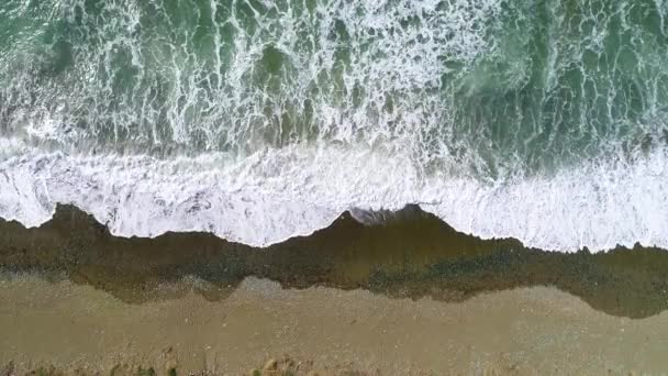 Ζωτικότητα της μπλε ενέργειας και καθαρό νερό του ωκεανού. Ισχυρό θυελλώδη θαλάσσια κύματα στην κορυφή προς τα κάτω drone πυροβόλησε προοπτική. Συντριβή κυματική γραμμή στη Μεσόγειο θάλασσα με αφρώδη λευκή υφή — Αρχείο Βίντεο