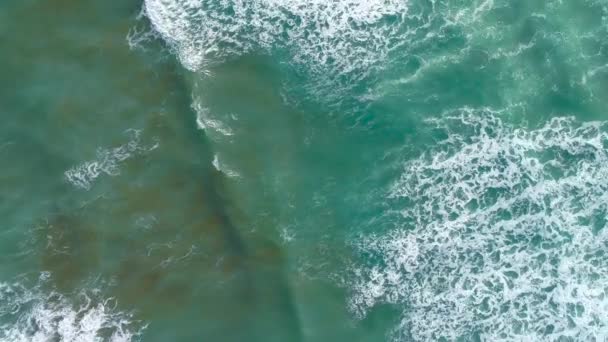 Vitalita modré energie a čisté mořské vody. Mocné bouřlivé mořské vlny v shora-dolů drone výstřel perspektivy. Crashing wave line in the mediterunderground sea with foamy white texture — Stock video