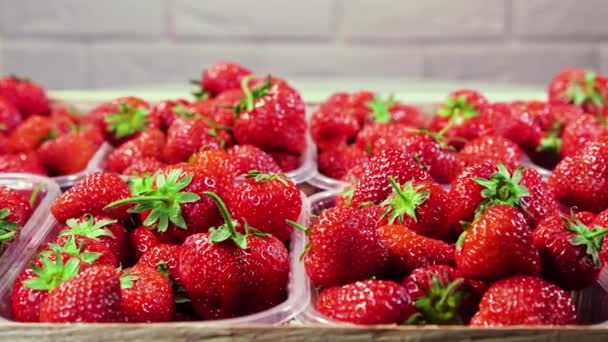 Erdbeeren in einer Kiste Großaufnahme, Red Juicy Ripe Delicious, Sommerbeeren. Hintergrund der frischen Erdbeeren. Konzept einer gesunden, natürlichen veganen Ernährung — Stockvideo