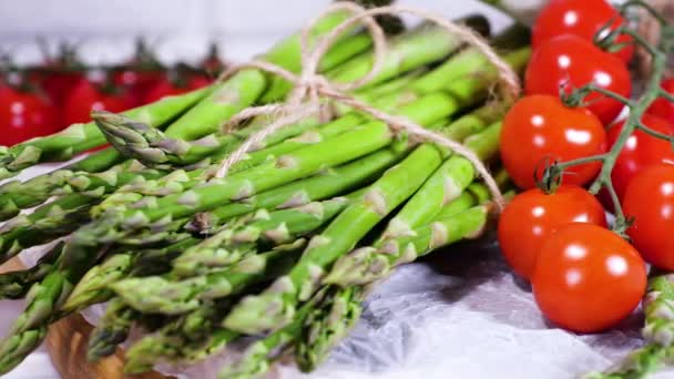 Asparagus and Tomato. Fresh harvest, traditional italian cuisine and foods. Healthy vegetarian food. Fresh raw organic vegetables, market. Vegan backdrop. Slow motion 4K UHD video — Wideo stockowe