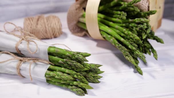 Asparagus, Fresh raw organic green Asparagus sprouts closeup, Healthy vegetarian food. Raw vegetables, market. Vegan backdrop. Slow motion 4K UHD video — Stock Video