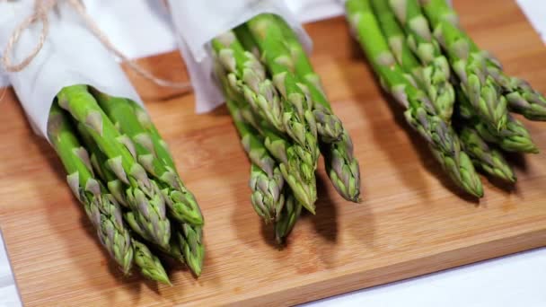 Asperges, Verse rauwe biologische groene Asperges spruiten close-up, Gezonde vegetarische voeding. Rauwe groenten, markt. Veganistische achtergrond. Slow motion 4K UHD-video — Stockvideo