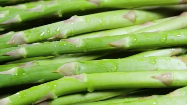 Espárragos, Brotes frescos de espárragos verdes orgánicos Primeros planos, Comida vegetariana saludable. Verduras crudas, mercado. Fondo vegano. Vídeo 4K UHD en cámara lenta — Vídeos de Stock