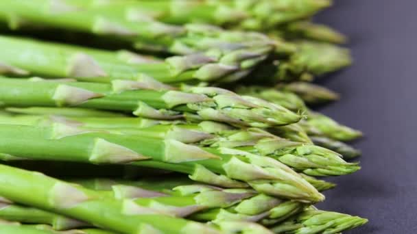 Asparagus, Fresh raw organic green Asparagus sprouts closeup, Healthy vegetarian food. Raw vegetables, market. Vegan backdrop. Slow motion 4K UHD video — Stock Video