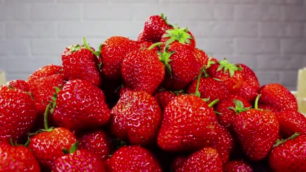 Erdbeeren in einer Kiste Großaufnahme, Red Juicy Ripe Delicious, Sommerbeeren. Hintergrund der frischen Erdbeeren. Konzept einer gesunden, natürlichen veganen Ernährung — Stockvideo