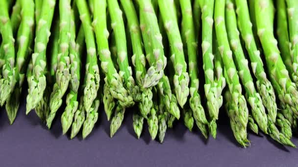 Asparagi, Fresco crudo biologico verde germogli di asparagi primo piano, Cibo vegetariano sano. Verdure crude, mercato. Sullo sfondo vegano. Video 4K UHD al rallentatore — Video Stock