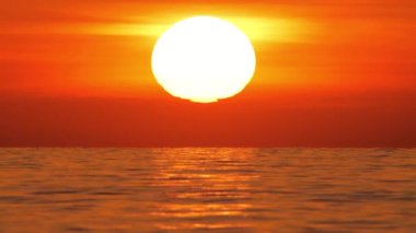 Sıcak Hava Bozukluğu 'nda Big Red Hot Sun, Okyanus Ufku' nun Üzerinde, Denizin Üzerinde Günbatımı, Bulutlu Büyük Doğan Güneş. Yakın plan Telefoto Lensleri. Seyahat, Başlangıç, Doğa Konsepti