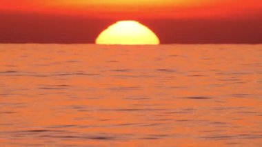 Sıcak Hava Bozukluğu 'nda Big Red Hot Sun, Okyanus Ufku' nun Üzerinde, Denizin Üzerinde Günbatımı, Bulutlu Büyük Doğan Güneş. Yakın plan Telefoto Lensleri. Seyahat, Başlangıç, Doğa Konsepti
