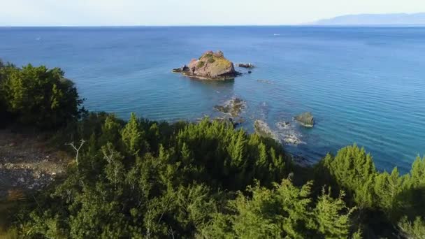 Osamělý skalnatý vrchol na širém moři, letecký výhled shora. Mořské vlny na krásné plážové letecké drone 4k výstřel. Oceán zřícení proti Osamělé horské skály, Turistická destinace, dovolená a rekreace — Stock video