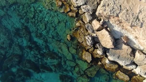 海岸の岩場の崖,空中トップビュー4海の青い水と岩の無人機によるk映像,世界のエッジと青い海のビーチ,劇的な地質学的不思議,美しい風景 — ストック動画