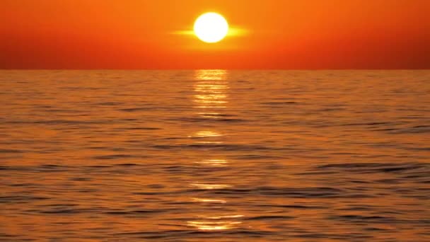 Big Red Hot Sun σε θερμό αέρα παραμόρφωση Πάνω από Ocean Horizon, Ηλιοβασίλεμα πάνω από τη θάλασσα, Big Rising Sun με σύννεφα. Κοντινό τηλεφακό. Ταξίδι, Αρχή, Αντίληψη της Φύσης — Αρχείο Βίντεο