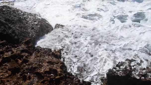 極端な波が海岸を粉砕し、大きな海の美しい波、危険な岩を破る波の素晴らしい力 — ストック動画