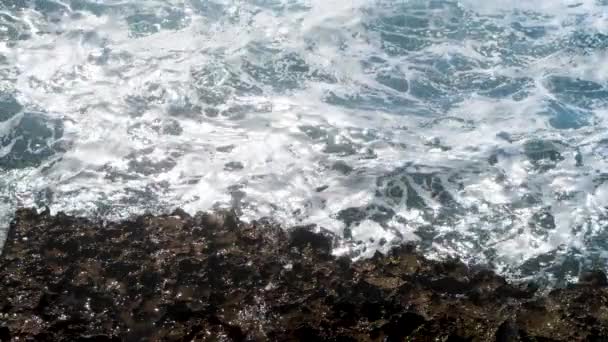 Extrémní vlna drtící pobřeží, Velký oceán Krásná vlna, Úžasná síla vln lámání přes nebezpečné skály — Stock video