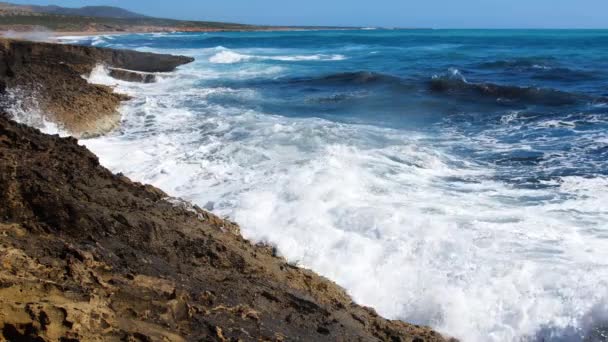 極端な波が海岸を粉砕し、大きな海の美しい波、危険な岩を破る波の素晴らしい力 — ストック動画
