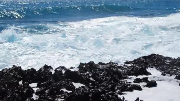 Verwoestende en spectaculaire zeestorm, oceaangolven crashen op de rotsen van de kust, waardoor een explosie van water — Stockvideo