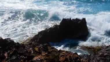 Extreme Wave çarpışan sahil, Büyük Okyanus Güzel Dalga, Tehlikeli kayaların üzerinde dalgaların müthiş gücü