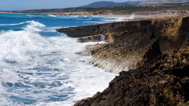 Sonnige Meereslandschaft tagsüber, verheerender und spektakulärer Sturm, Meereswellen krachen auf die Felsen der Küste und verursachen eine Wasserexplosion — Stockvideo