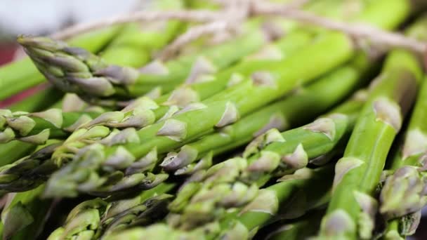 Asparagus, Fresh raw organic green Asparagus sprouts closeup, Healthy vegetarian food. Raw vegetables, market. Vegan backdrop. Slow motion 4K UHD video — Stock Video